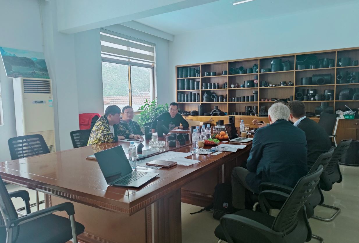 Visita de clientes suizos para discutir el desarrollo futuro del proyecto de accesorios para sifón