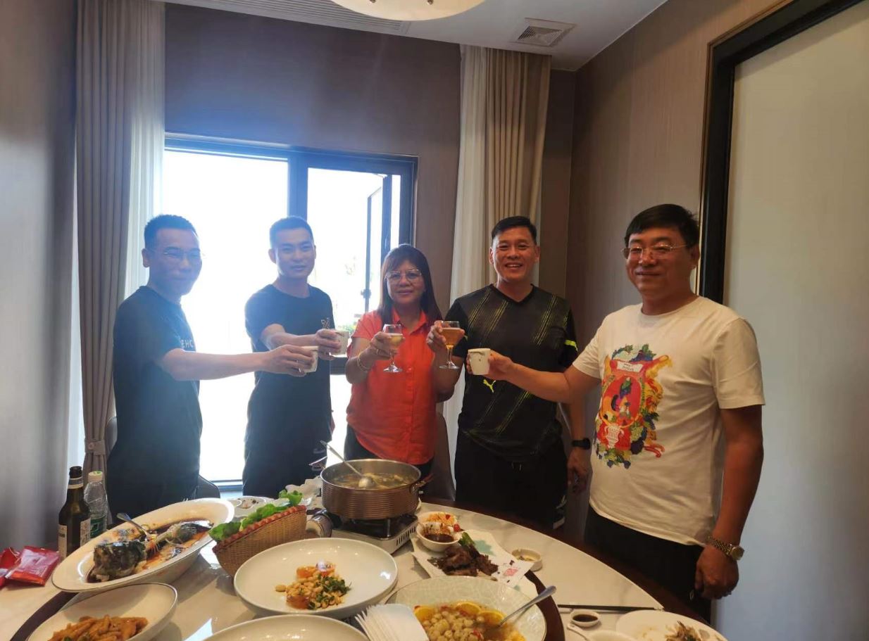 Jiangyin Huada se relaciona con clientes filipinos para discutir el proyecto de bobinas de PE para granjas agrícolas